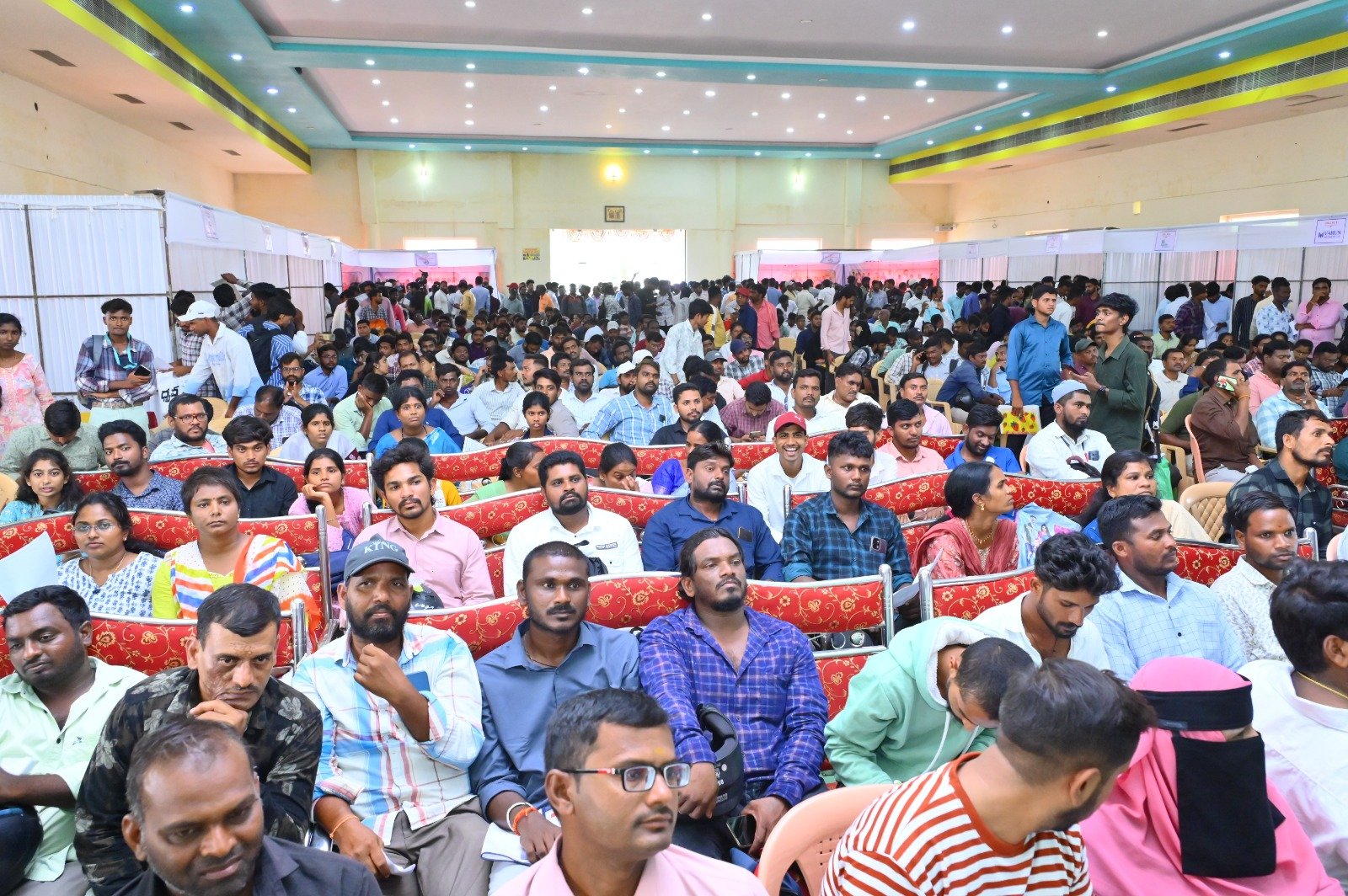 విదేశీ ఉద్యోగ మేళాకు విశేష స్పందన*   *వేలాదిగా తరలివచ్చిన యువత*    *లాంఛనంగా ప్రారంభించిన రూరల్ ఎమ్మెల్యే*  - Additional Image