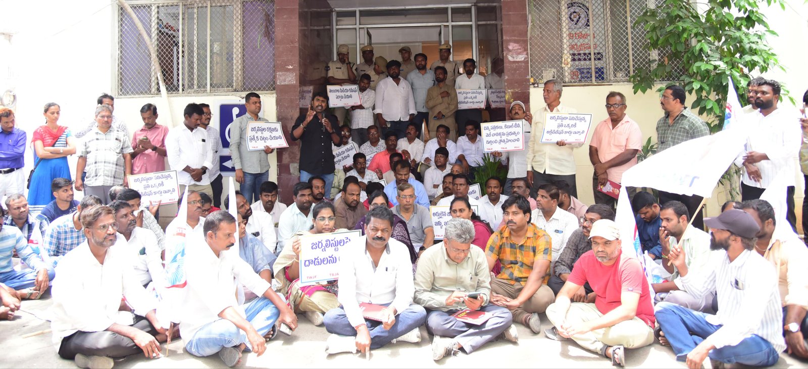 జర్నలిస్టుల సమస్యలపై "టిడబ్ల్యుజేఎఫ్ జంగ్".   - ముఖ్యమంత్రి వెంటనే చొరవ తీసుకుని పరిష్కరించాలనీ డిమాండ్.  - మీడియా అకాడమీ చైర్మన్ వివక్షత ధోరణి వీడాలని వెల్లడి.  - సమాచార్ భవన్ ఎదుట పెద్ద ఎత్తున నిరసన.  - వందలాదిగా తరలివచ్చిన  జర్నలిస్టులు
