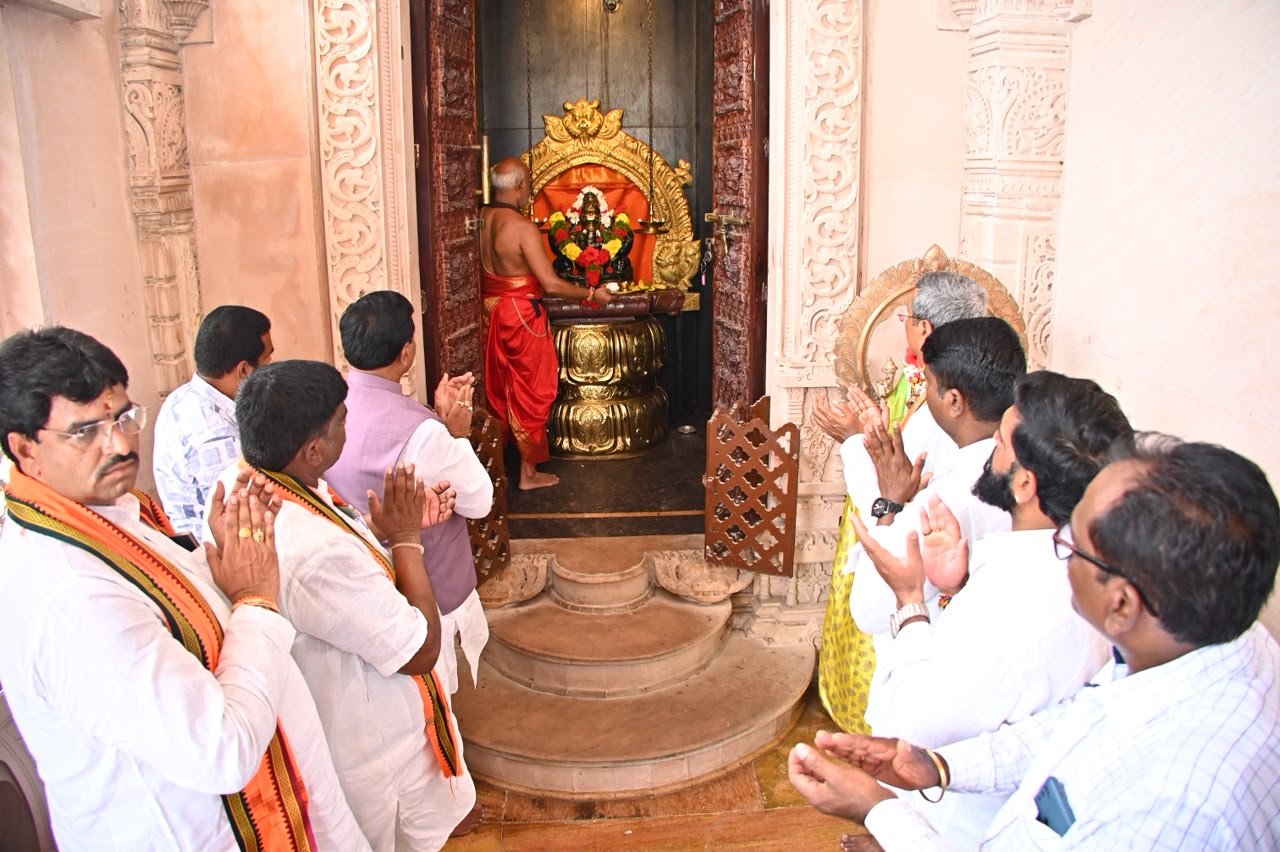 వైశ్యులు ఐక్యతగా ఉండాలి .  అర్బన్ ఎమ్మెల్యే ధన్ పాల్ సూర్య నారాయణ.   పట్టణ వైశ్య సంఘం ఆధ్వర్యంలో వనభోజనం.. - Additional Image