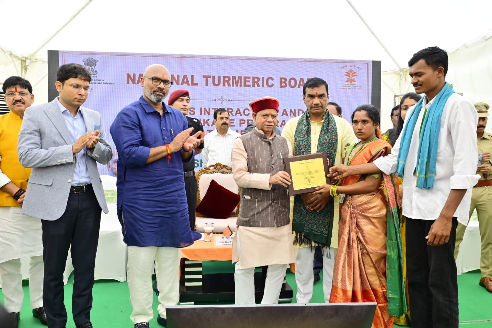 రైతు సంక్షేమమే దేశ సౌభాగ్యానికి పునాది.  - పసుపు విలువ ఆధారిత ఉత్పత్తులతో రైతుల ఆదాయం పెంచాలి.  - పసుపు రైతులతో నిర్వహించిన ముఖాముఖిలో రాష్ట్ర గవర్నర్‌ శివప్రతాప్‌ శుక్లా. - Additional Image